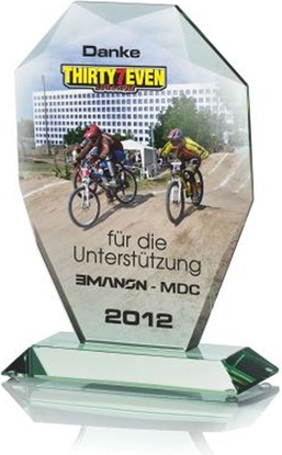 Attēls no Victoria Sport Trofeum szklane z nadrukiem kolorowym LuxorJet, grawerowaniem oraz wypenieniem farb i etui