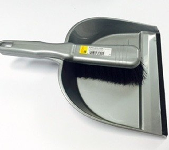 Picture of Scoop with rubber edge, with a brush