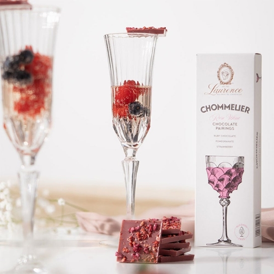 Изображение Ruby chocolate with pomegranates and strawberry flakes Laurence Chommelier Rose Wine, 100 g
