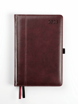 Изображение Plānotājs AMBASSADOR BLACK EDITION 2026, PU, A5, diena, tumšā ķiršu krāsa (Latviešu valodā)