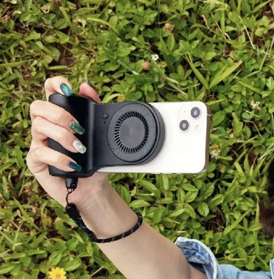 Изображение Adam Elements Selfie Shot Magnetic Hand Grip - magnetyczny uchwyt do rki z powerbankiem 5000mAh czarny - Gwarancja bezpieczestwa. Proste raty. Bezpatna wysyka od 170 z.