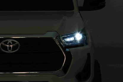 Изображение Toyota Hilux na akumulator dla dzieci Biay + Napd 4x4 + Pilot + 2 baganiki + Radio MP3 + LED