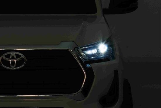 Изображение Toyota Hilux na akumulator dla dzieci Biay + Napd 4x4 + Pilot + 2 baganiki + Radio MP3 + LED