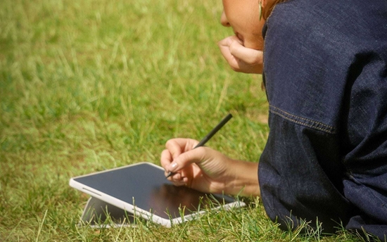 Изображение Etui na tablet Wacom MovinkPad 11 Case with Stand - skadane etui do tabletu z miejscem na piórko