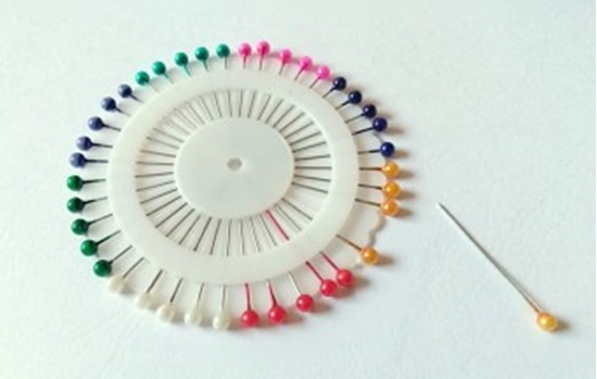 Picture of Kniepadatas ar pērļu galviņām 40 gab - turētājā