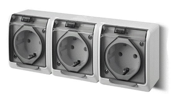 Изображение Elektro-Plast Gniazdo hermetyczne potrójne z/u Schuko z klapk dymn 16A IP44 biae (0326-01)