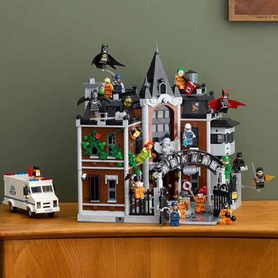 Picture of LEGO Batman Arkham Asylum (76300)