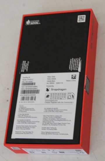 Изображение SALE OUT. OnePlus 15 (Infinite Black) DS 6.78" LTPO AMOLED 1272x2800/4.6GHz&3.62GHz/256GB/12GB RAM/Android 16/WiFi,BT,5G | OnePlus | UNPCKED, SC RTACHES ON PROTECTIV SCREEN GLASS