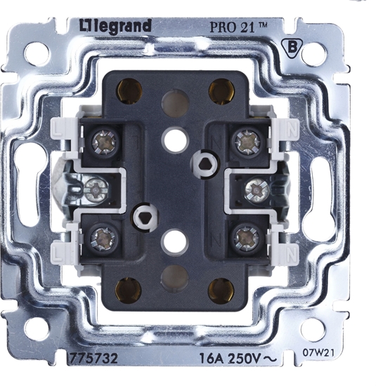 Picture of Legrand Gniazdo wtyczkowe bez uziemienia 16A 250V - 775732